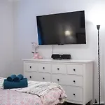 13 Family Home In Morley Sleeps 8 Comfortably