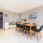 7 Royal Family Kensington 4Br 2Bth