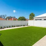 7 Royal Family Kensington 4Br 2Bth