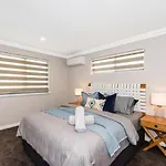 7 Royal Family Kensington 4Br 2Bth