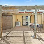 16 Cottesloe - Steps From Beach - Sleeps 3