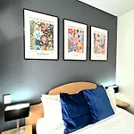 303 Cheerful City Central Crib Sleeps 2
