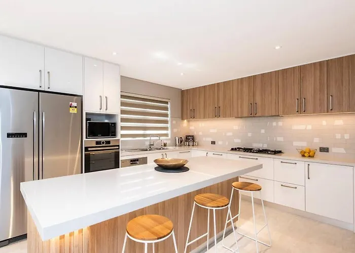 7 Royal Family Kensington 4Br 2Bth