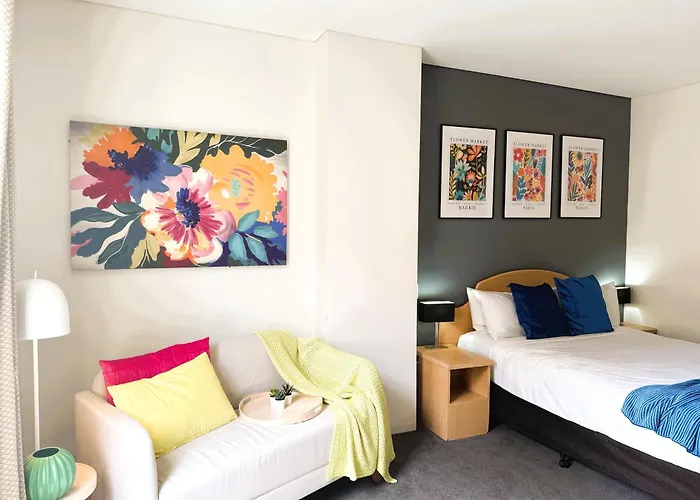 303 Cheerful City Central Crib Sleeps 2