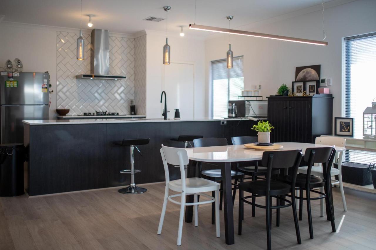 Treeby's Finest Family 4bdr 2bth Holiday home Perth
