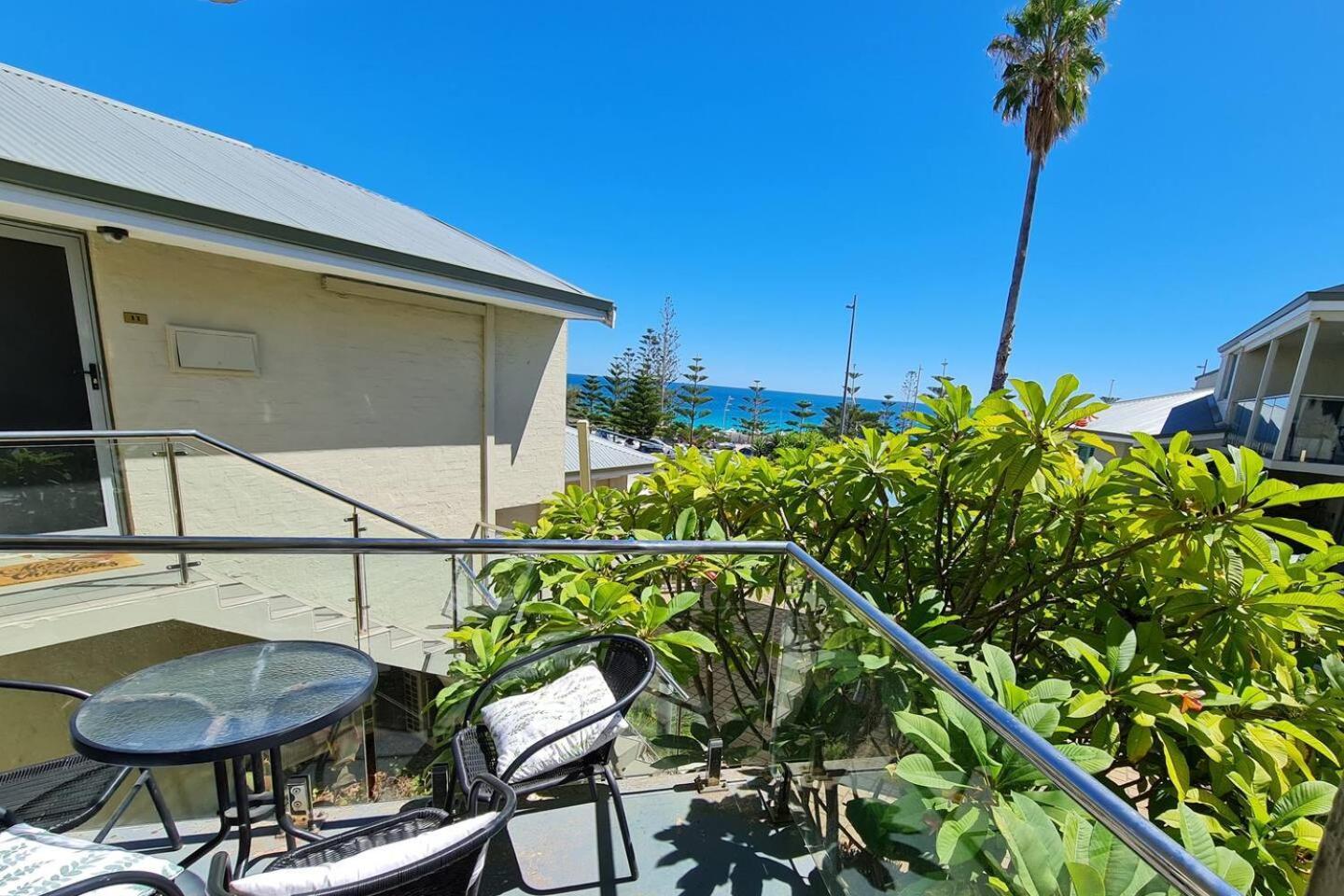 Scarborough Front - Shell Apartment Perth