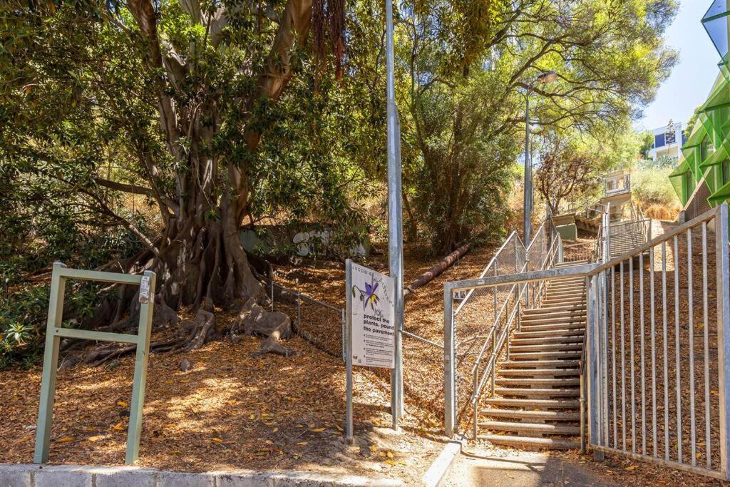 Apartment Mounts Bay Stay 2 Bedroom Apt - Near Kings Park - Free Parking *