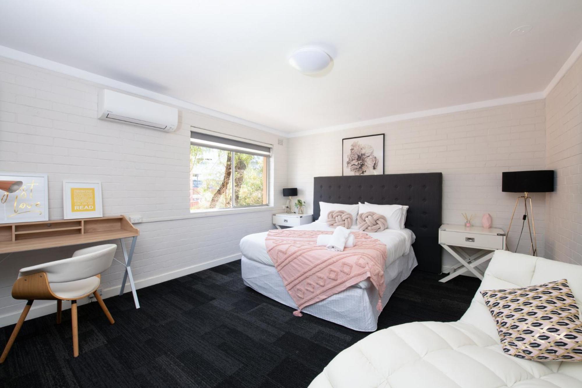 Central Location 2 Bdrm Free Parking And Wifi Apartment
