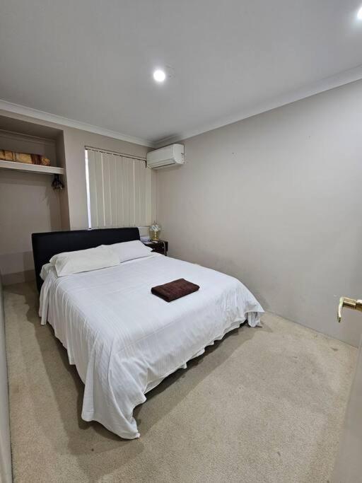The Retreat - Central & Quiet Location - Cockburn Central Holiday home *