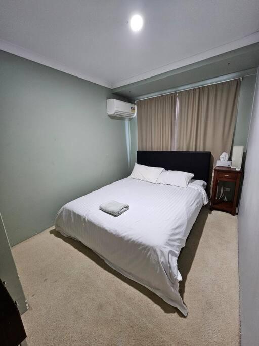 The Retreat - Central & Quiet Location - Cockburn Central Holiday home *
