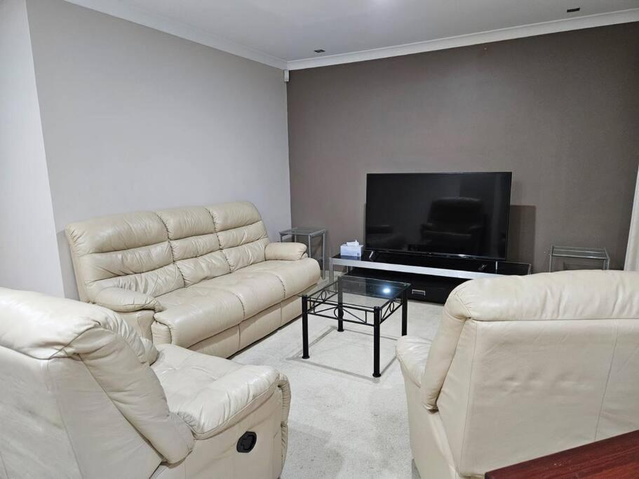 The Retreat - Central & Quiet Location - Cockburn Central Holiday home *