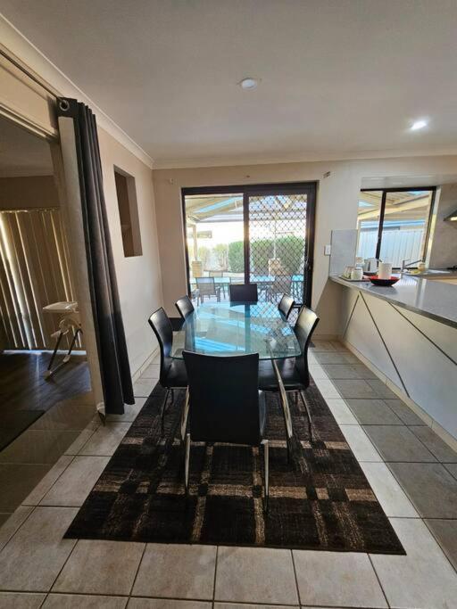 Holiday home The Retreat - Central & Quiet Location - Cockburn Central *