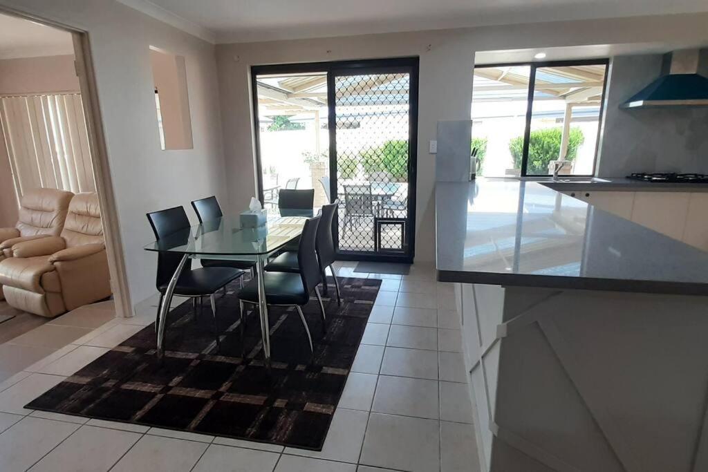 The Retreat - Central & Quiet Location - Cockburn Central Holiday home *