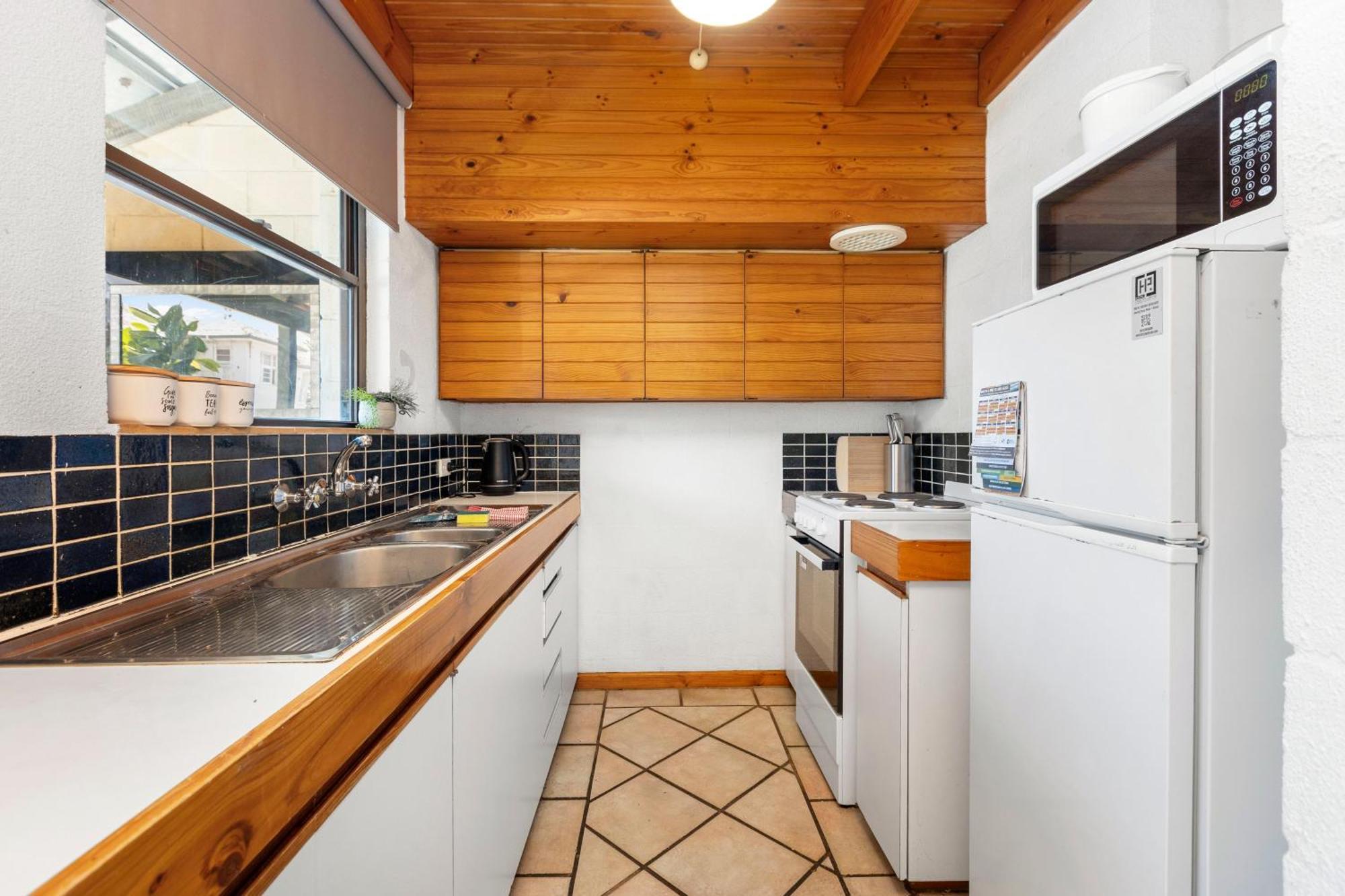 16 Cottesloe - Steps From - Sleeps 3 Apartment *