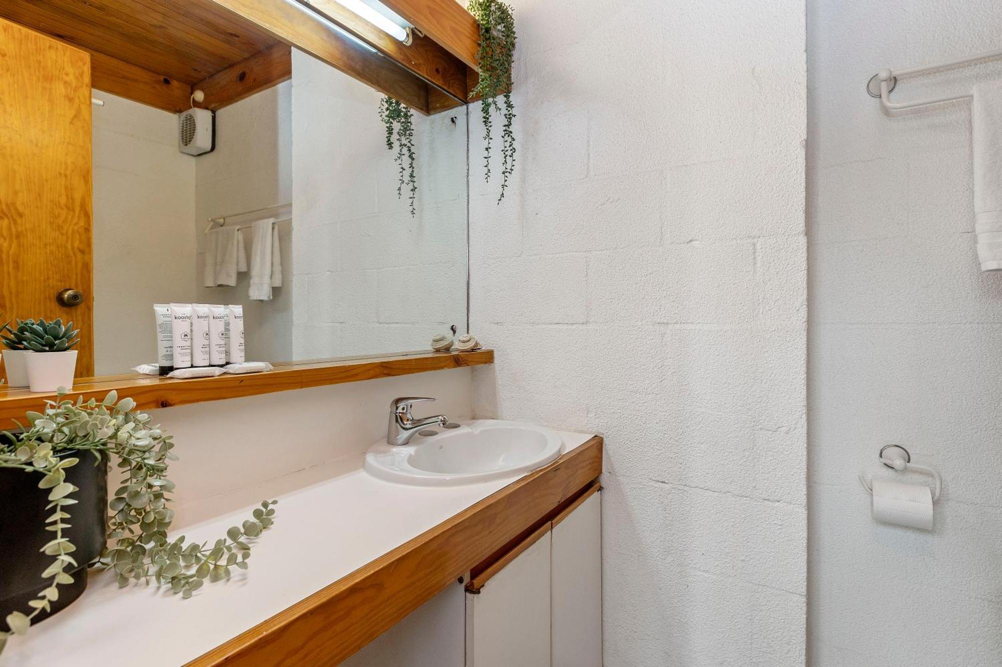 16 Cottesloe - Steps From - Sleeps 3 Apartment *
