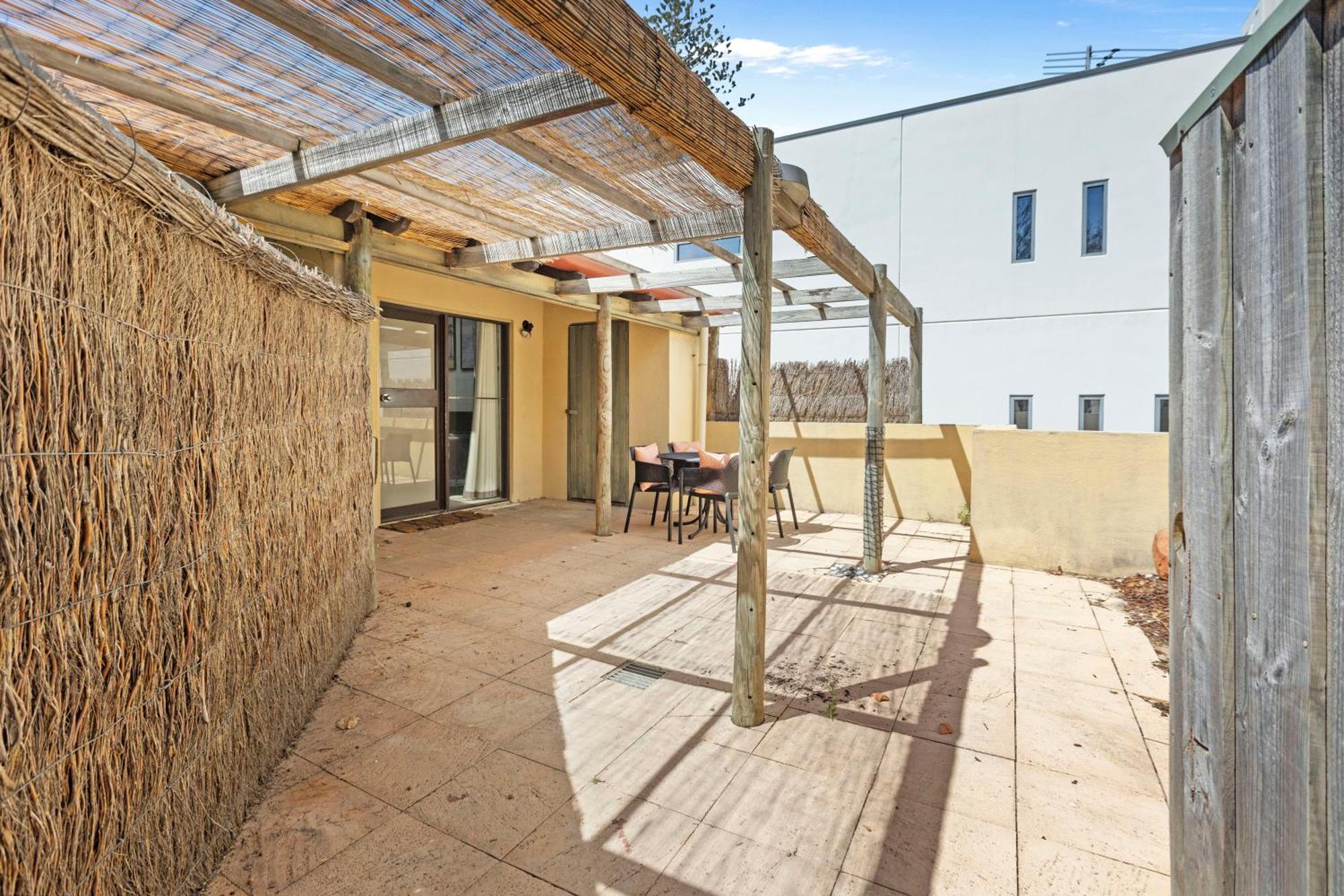 16 Cottesloe - Steps From - Sleeps 3 *