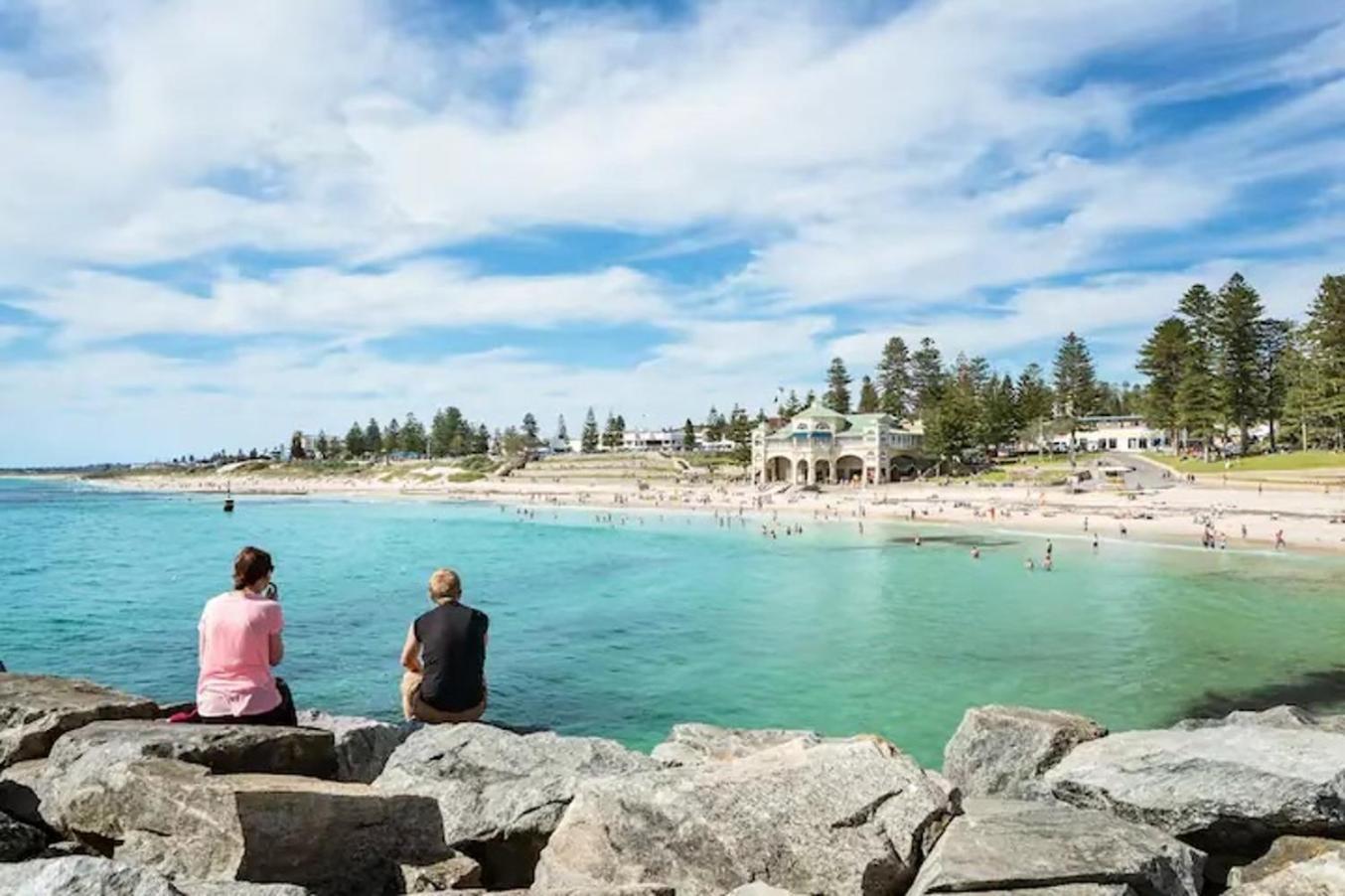 16 Cottesloe - Steps From - Sleeps 3
