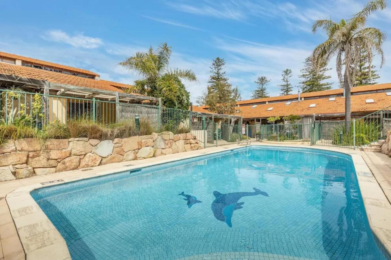 16 Cottesloe - Steps From - Sleeps 3 Apartment