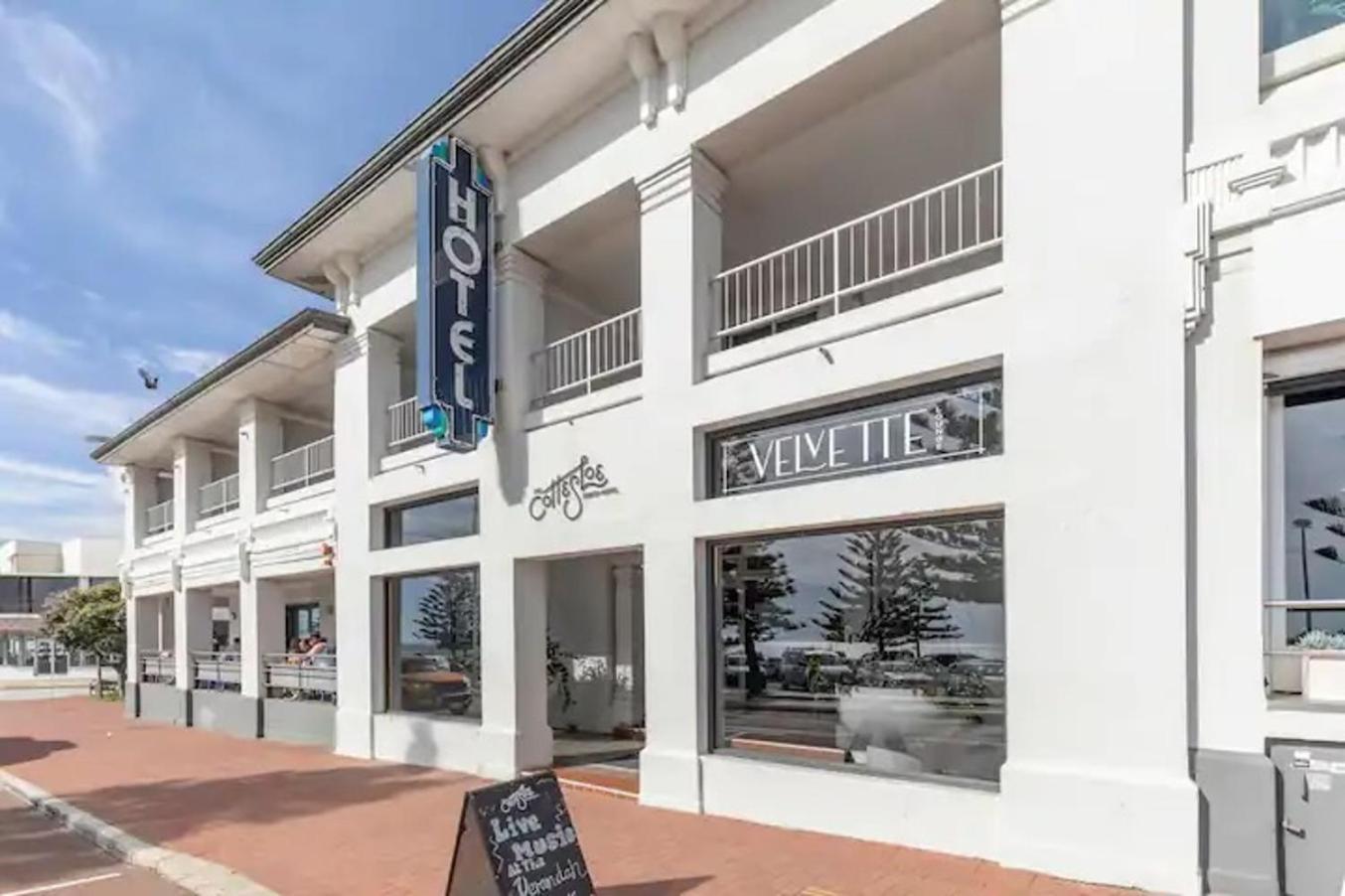 16 Cottesloe - Steps From - Sleeps 3 Apartment *