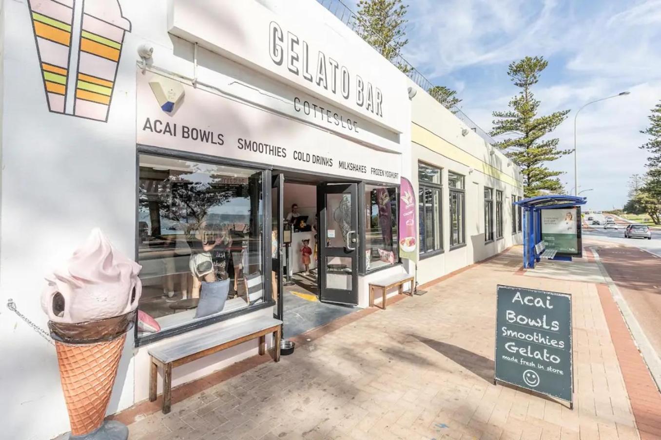 Apartment 16 Cottesloe - Steps From - Sleeps 3 *