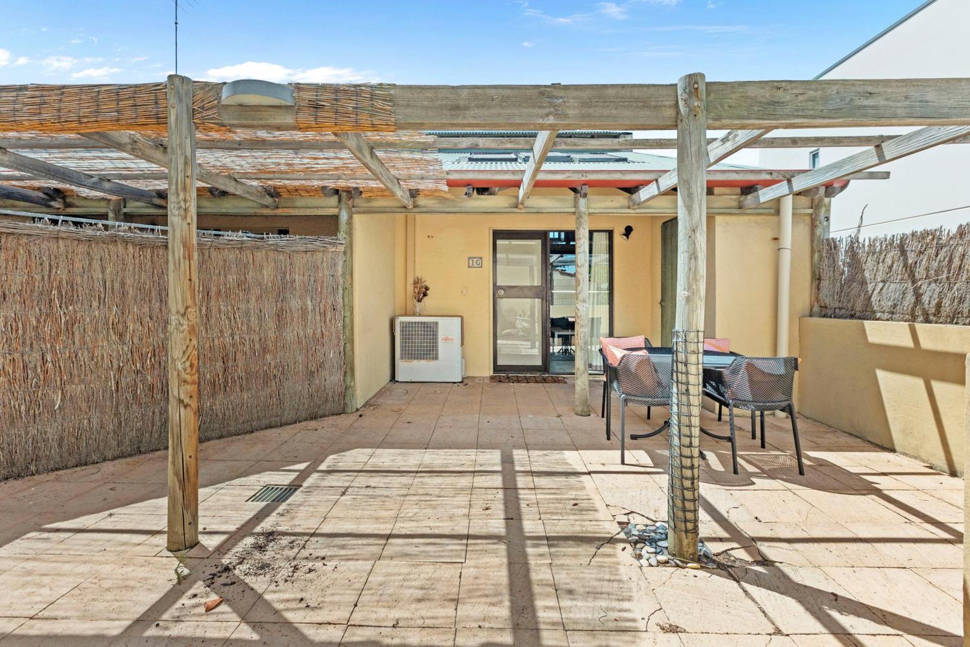 16 Cottesloe - Steps From - Sleeps 3 *