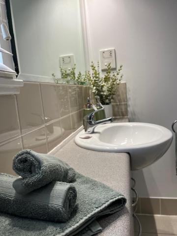 Mounts Bay Stay 2 Bedroom Apt - Near Kings Park - Free Parking Apartment *