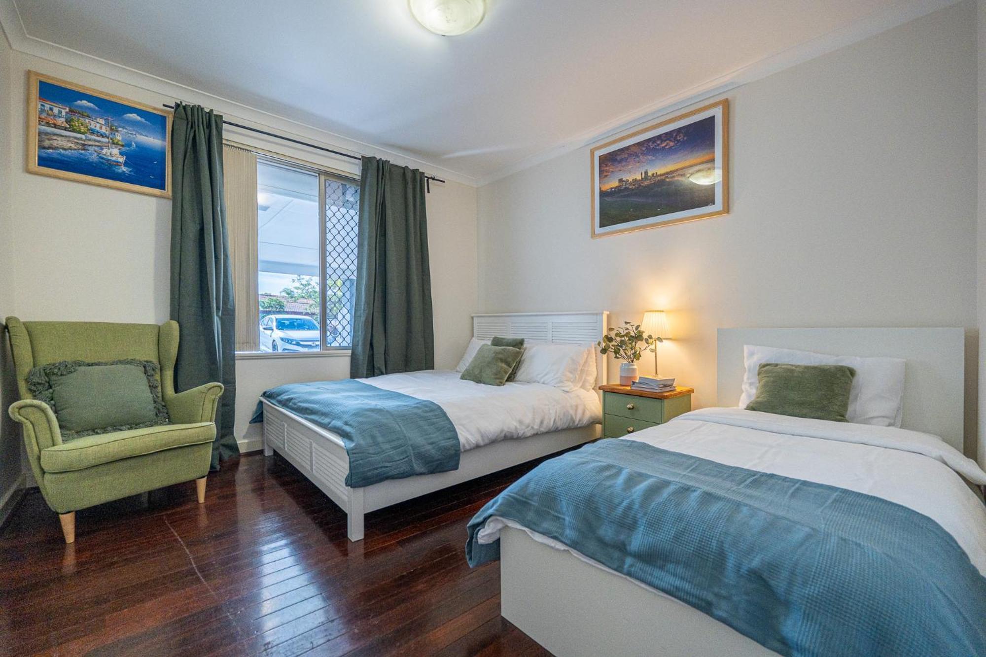 Holiday home Cozy House Nr Airport 2rooms 4beds Yard Parking