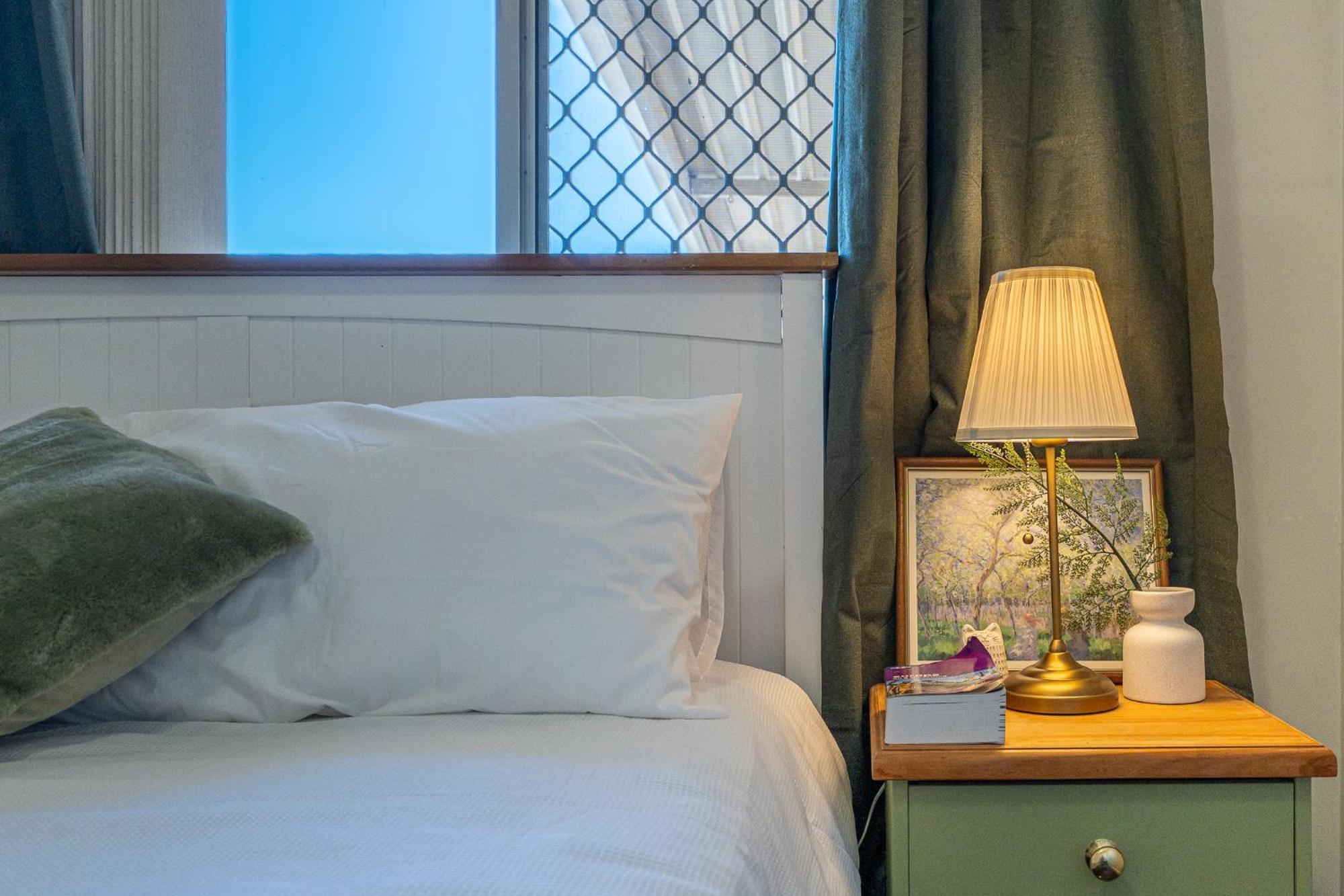 Holiday home Cozy House Nr Airport 2rooms 4beds Yard Parking *