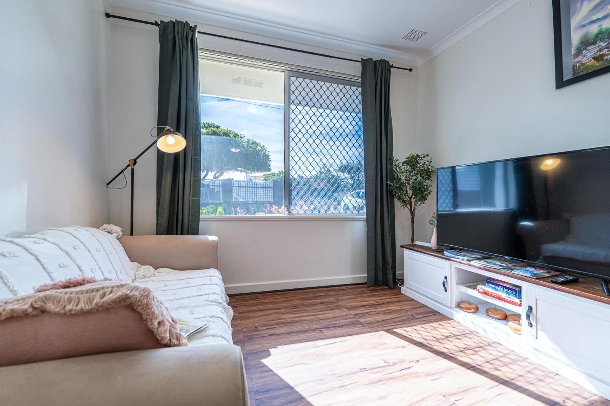 Holiday home Cozy House Nr Airport 2rooms 4beds Yard Parking *