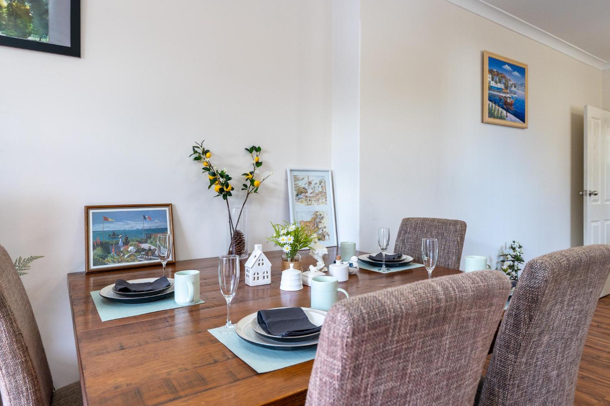 Cozy House Nr Airport 2rooms 4beds Yard Parking Holiday home *