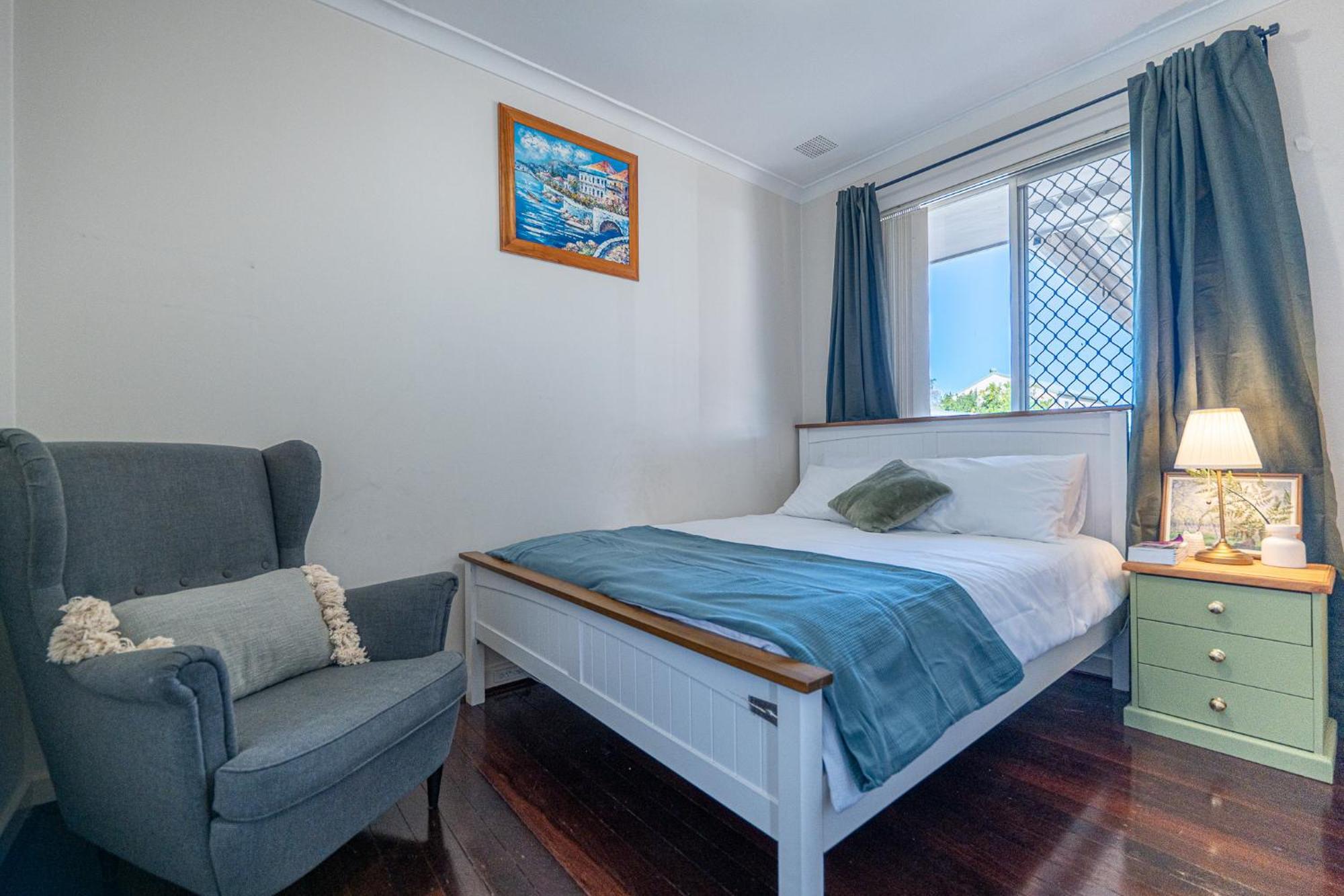 Holiday home Cozy House Nr Airport 2rooms 4beds Yard Parking *