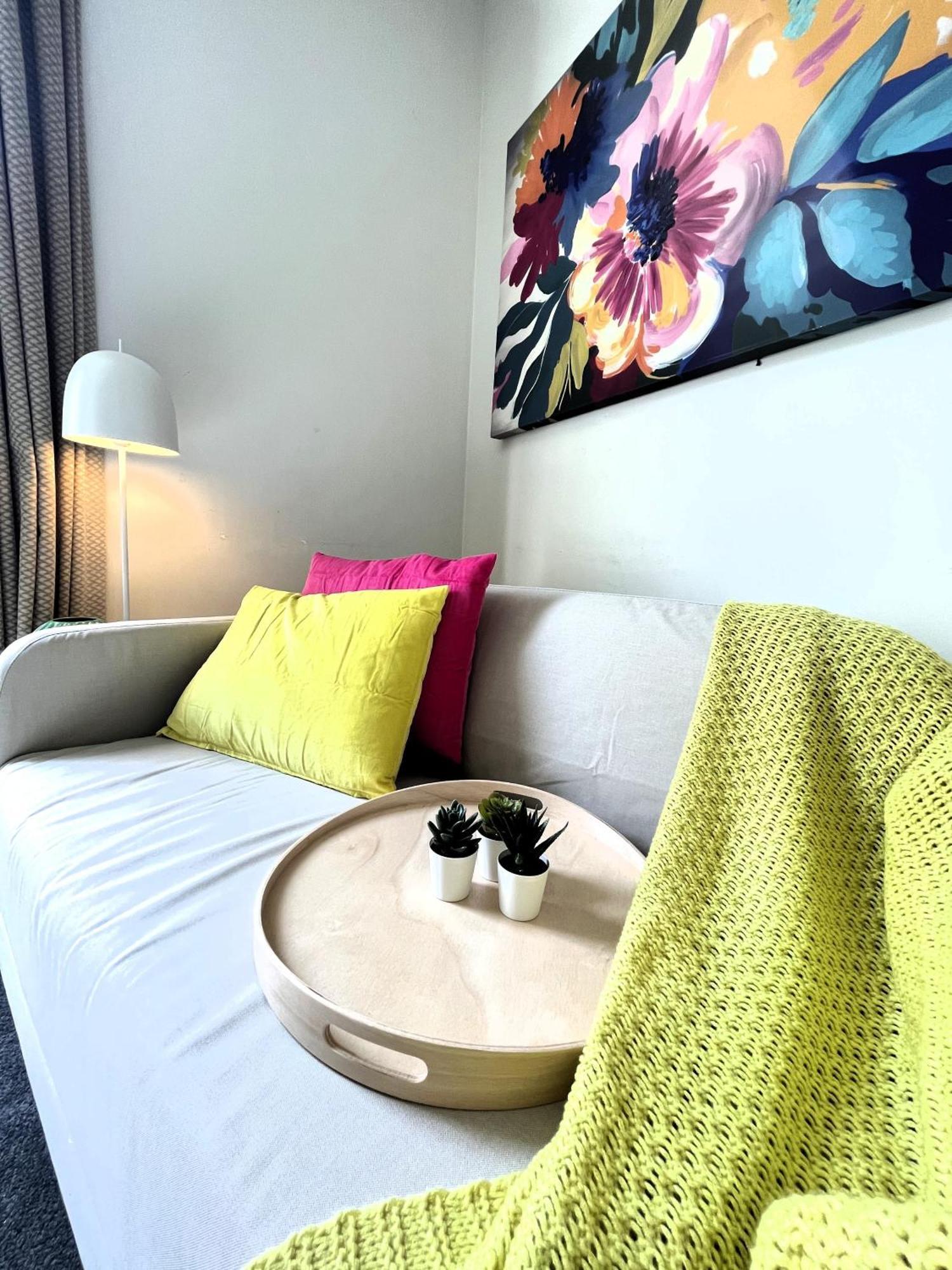 303 Cheerful Crib Sleeps 2 Apartment