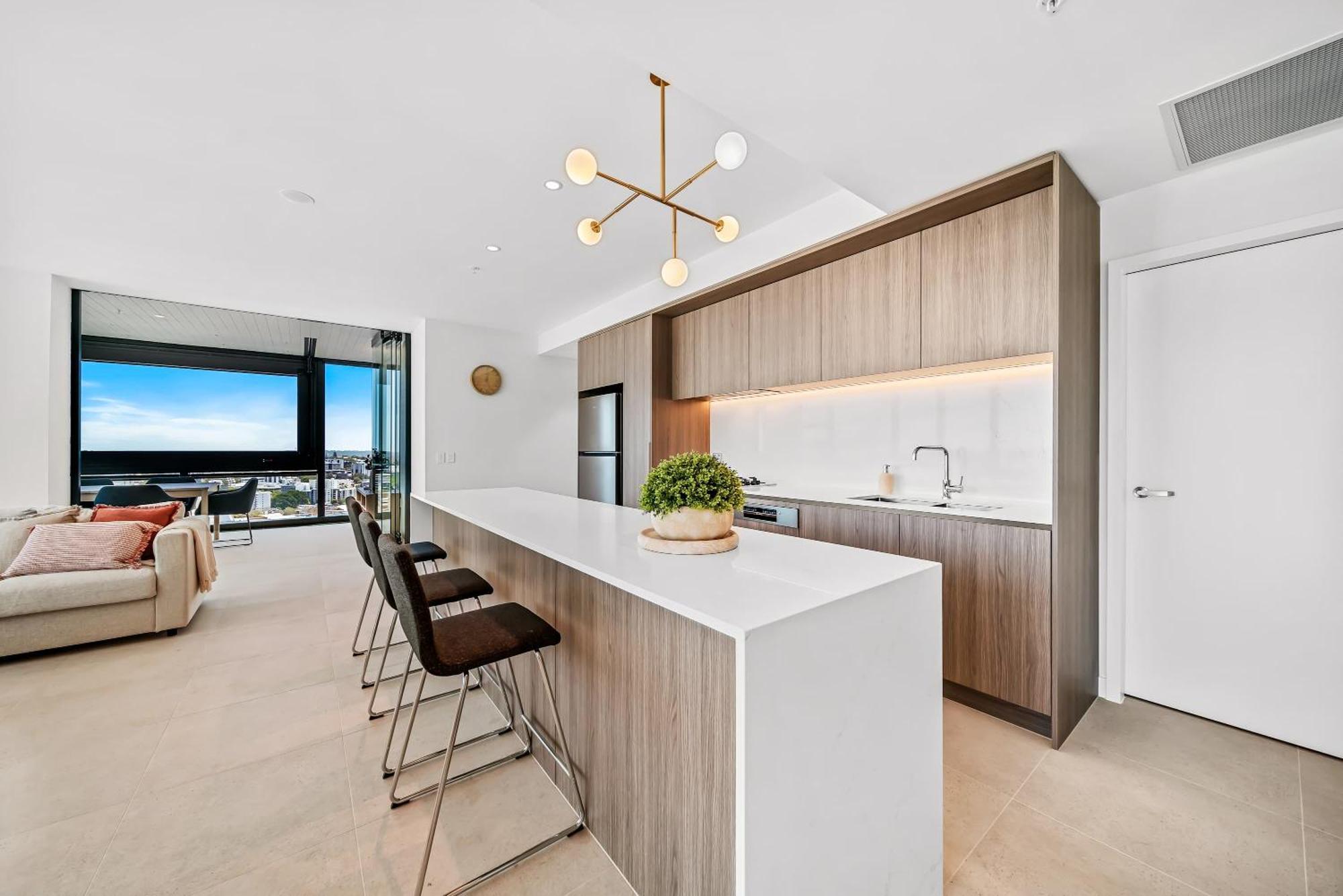 Brand New Luxurious 3 Bedroom Cbd Apartment *