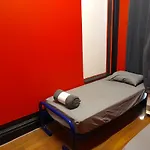 Ozi Inn Backpackers - Perth -Valid Passport Required