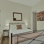 Como Executive Apartment