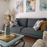 Simply Delightful Unit Close To Cbd And Beach