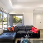 Belmont Beauty - Relaxing Poolside Stay For Families