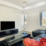 Belmont Beauty - Relaxing Poolside Stay For Families