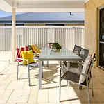 Belmont Beauty - Relaxing Poolside Stay For Families