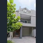 Metropolitan Charm - Townhouse Near Cbd