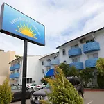 Light & Bright Apartment, 5 Minute Walk To The Beach