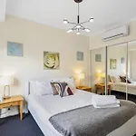 Spacious 3-Level Townhouse With Pool In Northbridge