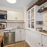 Spacious 3-Level Townhouse With Pool In Northbridge
