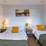 B1 Airporthaven - Free Parking & Modern Comfort