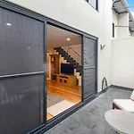 Contemporary Subi Apartment With All Amenities