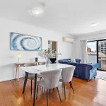 Modern 2Br Pool, Gym, Parking