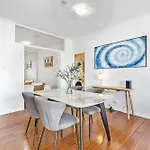 Modern 2Br Pool, Gym, Parking