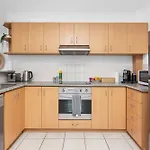 Modern 2Br Pool, Gym, Parking