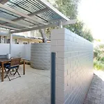 Hensman 5 - 1Brm Unit With Courtyard & Parking