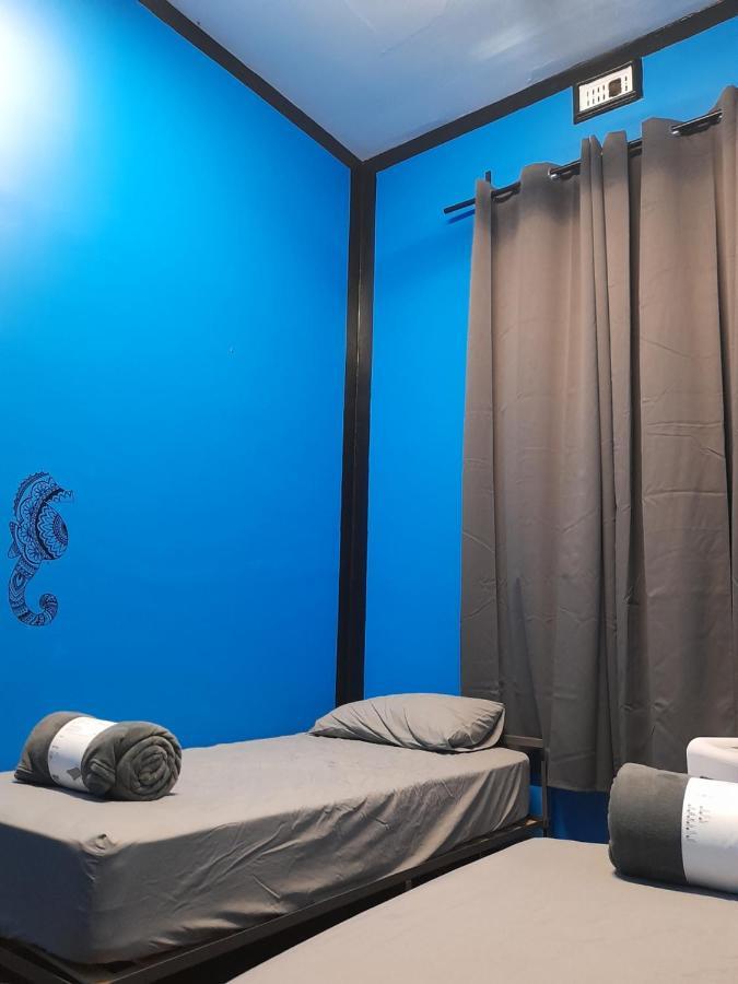 Ozi Backpackers - -valid Passport Required Hostel *